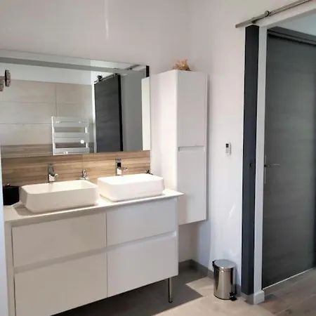 Maison Climatisee Avec Piscine Chauffee *